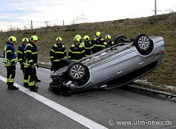 Auto landet auf dem Dach auf der A8 bei Dornstadt