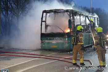Bus vol met Nederlandse leerlingen vliegt in brand op weg naar school in Limburg, kinderen kunnen bus op tijd verlaten