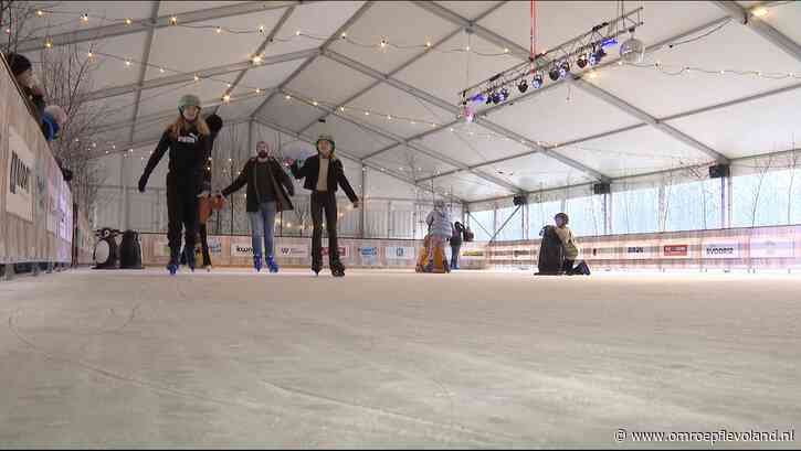 Dronten - Schaatsbaan in centrum Dronten trok 'boven verwachting veel' bezoekers
