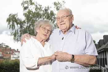 Roger (86) verliest Rosalind (81), zijn grote liefde uit Nieuw-Zeeland: “Ik wil nog afscheid kunnen nemen, al is het maar van haar urne”