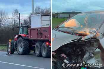 Hinder door aanrijding auto en tractor: bestuurster (22) licht gewond