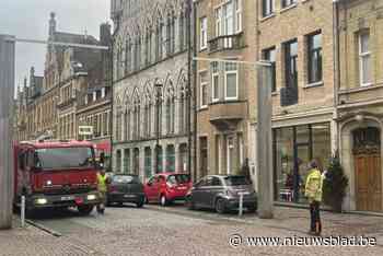 Raam aan diggelen geblazen in stadscentrum