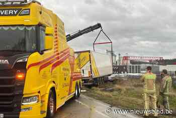 Brug N73 Tessenderlo afgesloten richting Beverlo door vastgereden vrachtwagen