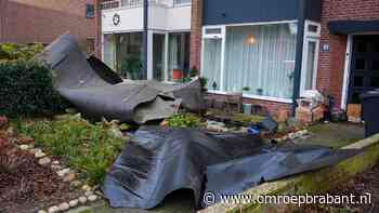 Storm blaast dak van twee huizen er compleet af
