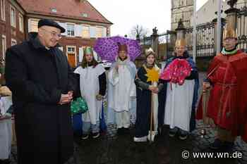 Sternsinger überbringen dem Bischof die frohe Botschaft