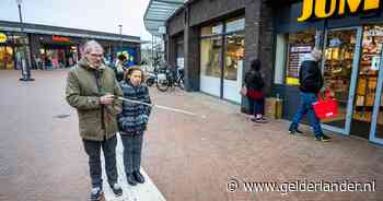 Eindelijk zijn de looplijnen voor blinden terug, maar Ellie kan de winkel nog niet in: ‘Een halve oplossing’