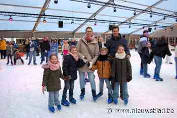 Kathleen is 20.000ste bezoeker van IJspiste, die op recordeditie afstevent: “Al zesde keer in deze vakantie dat we hier komen schaatsen”