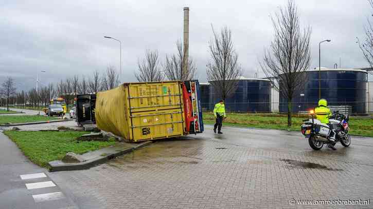 Vrachtwagen met tonnen augurken gekanteld