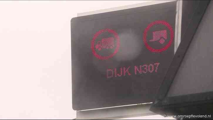 Flevoland - Markerwaarddijk enige tijd dicht geweest voor vrachtwagens en aanhangers vanwege harde wind