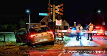 Auto remt niet op tijd voor gesloten spoorbomen en schiet vlak voor trein langs, bestuurder op de vlucht