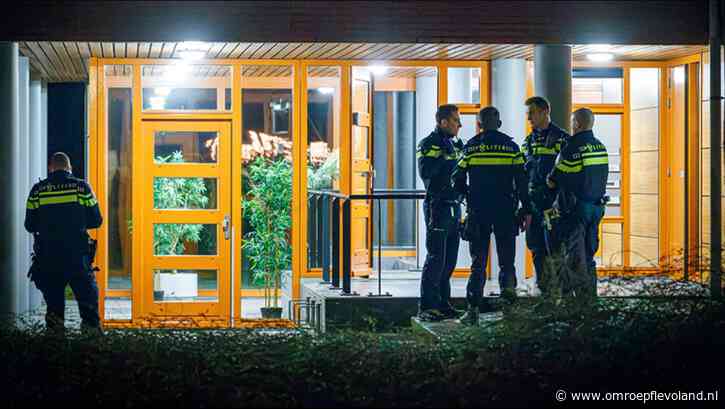 Almere - Gewonde bij steekpartij in woning Laan der V.O.C. Almere