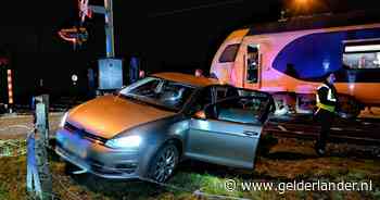 Auto remt niet op tijd voor gesloten spoorbomen en schiet vlak voor trein langs, bestuurder meldt zich