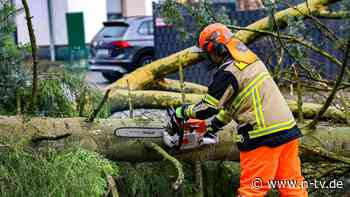 Autobahn gesperrt, zwei verletzt: Sturmtief wirbelt Fahrplan in NRW durcheinander