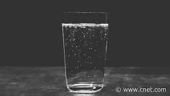 This Water Bottle Turns Flat H20 Into Sparkling – Anywhere, Anytime