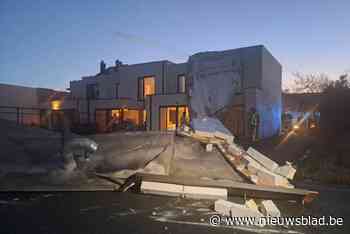 Dak van wooncomplex gaat vliegen door windhoos en komt op wagen terecht