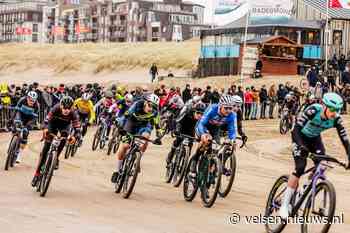 Wielrenners bepalen zaterdag beeld van strand tijdens GP Groot Egmond-Pier-Egmond 2025