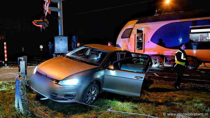 Automobilist ramt spoorwegovergang, raakt trein net niet en gaat er vandoor