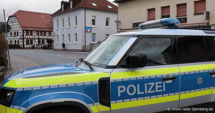 Polizei: Mann hält Person in Bankfiliale fest