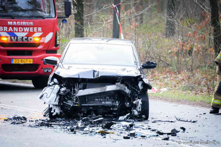 Drie auto’s botsen: gewonde en veel schade, weg afgesloten