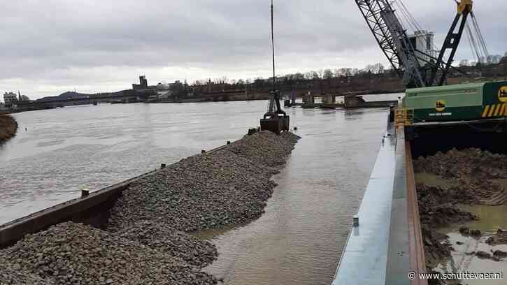 Kraanschip haalt lading uit gezonken duwbak: ‘Hopen dat die zelf weer gaat drijven’