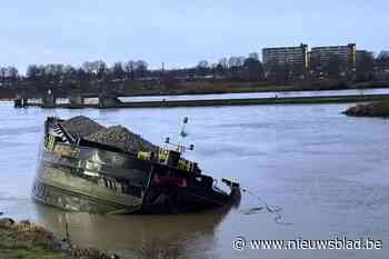 Duwbak slaat om in Maastricht: scheepvaart naar Ternaaien gestremd