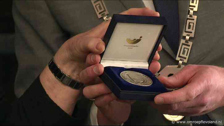 Urk - Gemeentelijke erepenning voor Urker Willem Hoekstra