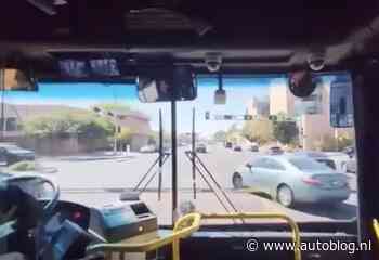 Video: Buschauffeur kopt afslaande auto