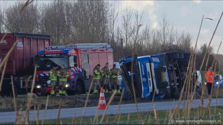Almere - Hogering bedekt met cement door gekantelde vrachtwagen