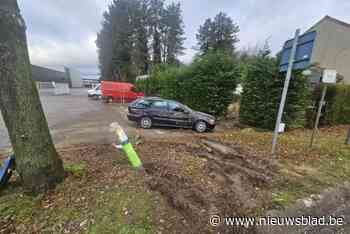 Auto botst tegen paal van Fluvius in Hasselt