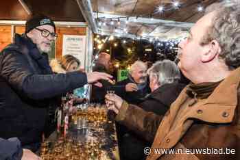 Burgemeester en schepenen schenken glaasjes vol tijdens nieuwjaarsbabbel
