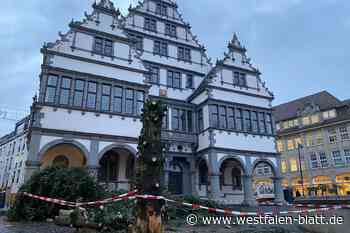 Sturm: Feuerwehr zersägt Weihnachtsbaum vorm Paderborner Rathaus