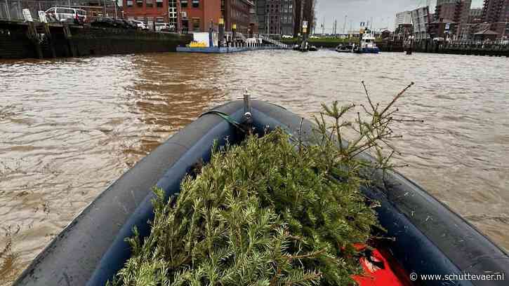 Zeehavenpolitie Rotterdam waarschuwt scheepvaart voor kerstbomen in het water