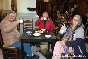 Geen misviering, wel koffie en gebak in de kerk op dinsdag: “Eerst naar de markt, daarna hier een babbeltje doen”