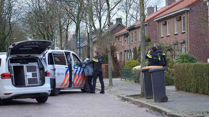 Ruziënde vrouw verdacht van wapenbezit, politie in tientallen rond huis