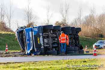 Cementwagen kantelt bij Almere en stort lading op de weg
