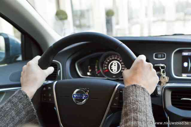 Jongeman (21) zonder rijbewijs is nieuwsgierig naar wagen van broer en wil testritje maken, maar dat loopt verkeerd af: “Ik denk dat jullie nu wel jullie lesje geleerd hebben”