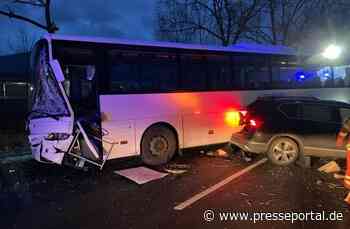 FW Minden: Verkehrsunfall zwischen einem Schulbus und einem PKW