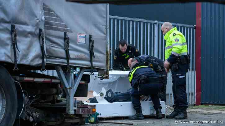 Massale politie-inval in pand, spullen in beslag genomen