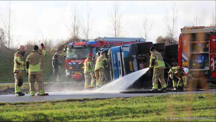 Flevoland - Nieuwsoverzicht 07/01 | Cementwagen gekanteld in Almere • Stoep kapot na aanleg glasvezel