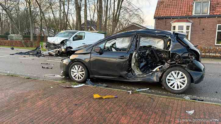 Ravage na ongeval tussen twee auto’s en bestelbus