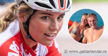 Puck Moonen gaat trouwen met vriend, die ze vond op ‘meest exclusieve datingapp’: ‘Voor altijd samen’