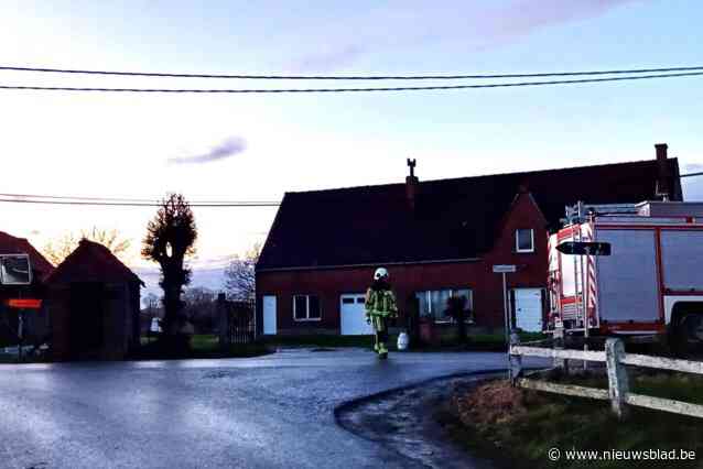 Kabels komen laag over weg te hangen