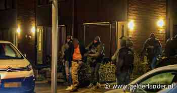 Speciaal politieteam doet inval in Arnhemse woning en voert geblinddoekte verdachte af