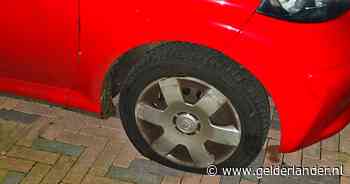 Meerdere autobanden lekgestoken in woonwijk, vermoedelijke dader wordt gelijk opgepakt