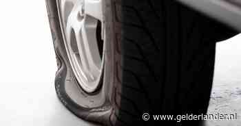 Helemaal klaar is hij met asoparkeerders, dus steekt 80-jarige banden lek: ‘Zijn te beroerd om stukje te lopen’