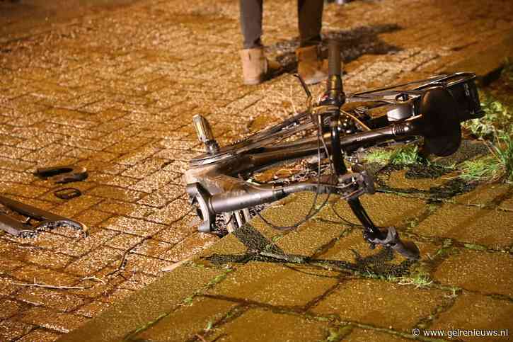 Voorwiel van fiets breekt af na botsing met auto