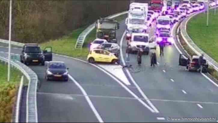 Almere - A27 richting Almere dicht door ongeval