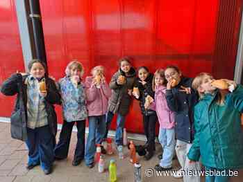 Kinderen eten hotdogs voor het goede doel