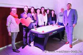 Neuer Airhockey-Tisch bereichert Jugend-Treff in Godelheim