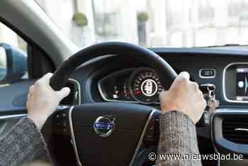 Student zet bloemetjes buiten na laatste examen, maar valt op weg naar huis achter stuur in diepe slaap: rijverbod en boete